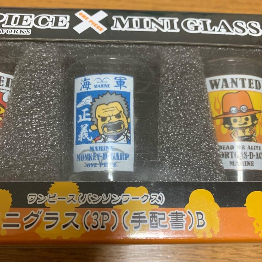 Amazon.co.jp: ワンピース ミニグラス 3P手配書 B 家族 パンソン